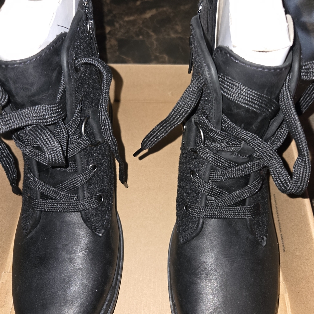 Boots - Picture 3 of 5